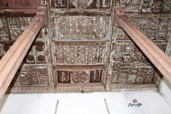 جامع ومدرسة الكعبة في إب.. تحفة معمارية تجسد التاريخ الإسلامي - صورة إضافية 3